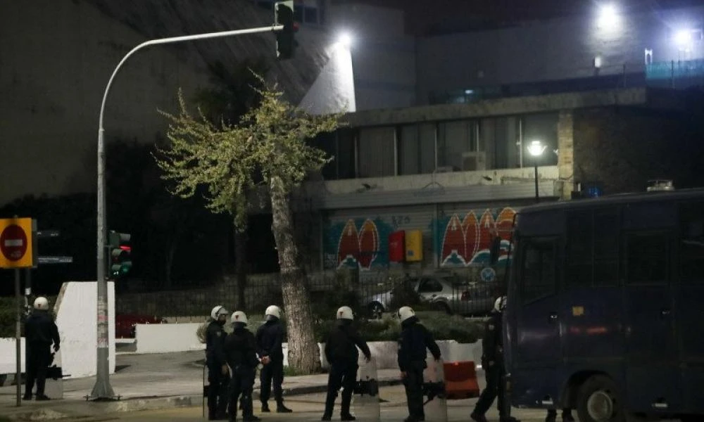 Θεσσαλονίκη: Πορεία κατά της αστυνομικής παρουσίας στο ΑΠΘ-Ένταση μεταξύ κουκουλοφόρων και ΜΑΤ